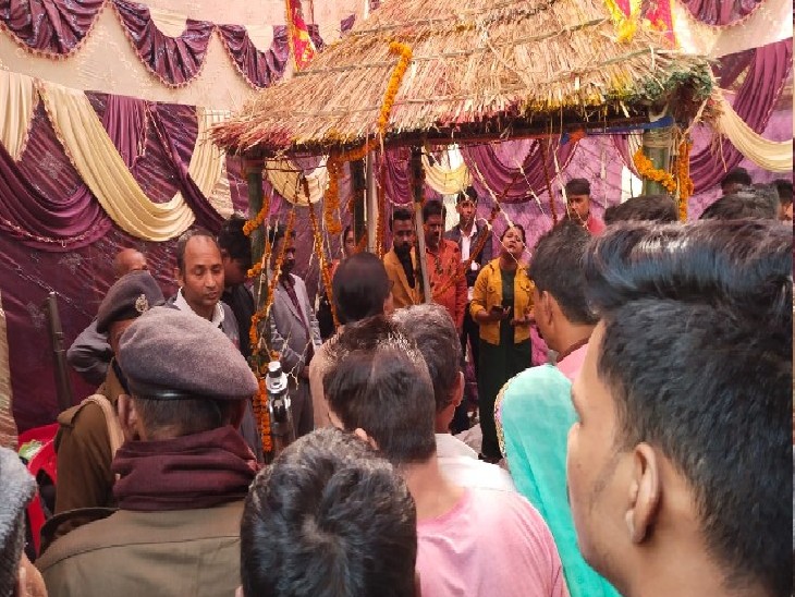 घटनास्थल पर लगी लोगों की भीड़।