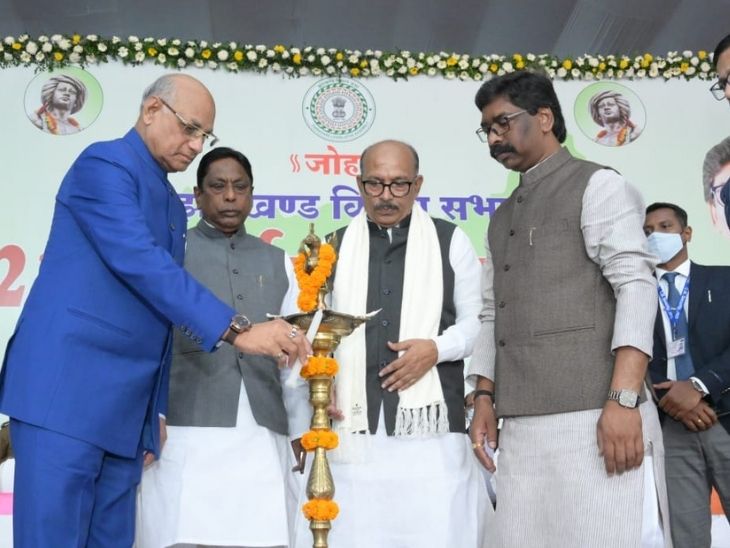 राज्यपाल रमेश बैस और CM हेमंत कार्यक्रम में बतौर मुख्य अतिथि शामिल हुए ।