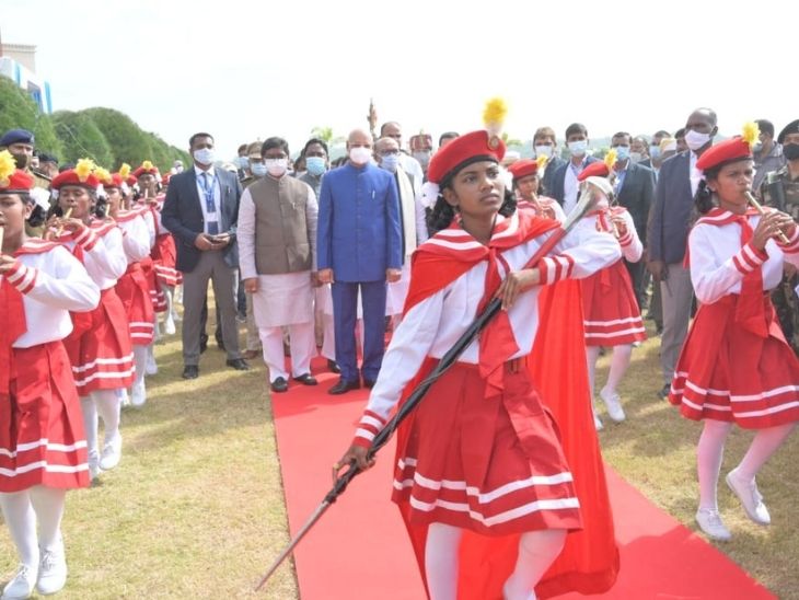 स्कूली छात्राओं ने अतिथियों का स्वागत किया।