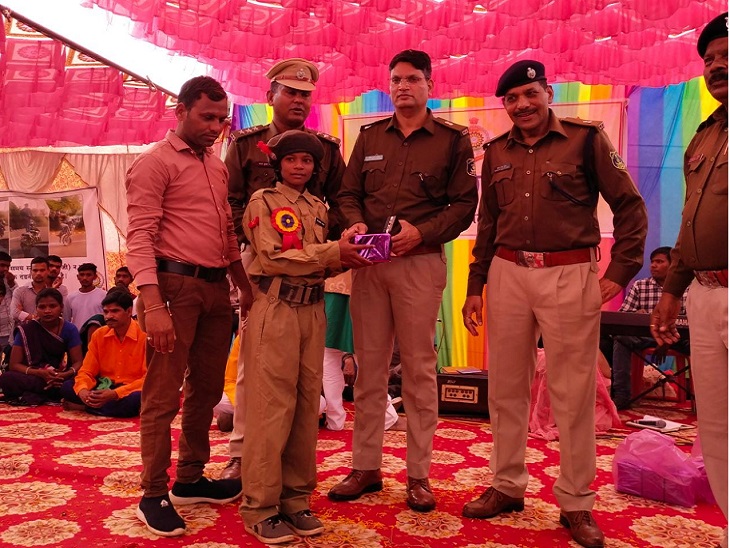 कार्यक्रम में पुलिस अफसरों ने NCC के विद्यार्थियों को भी सम्मानित किया गया