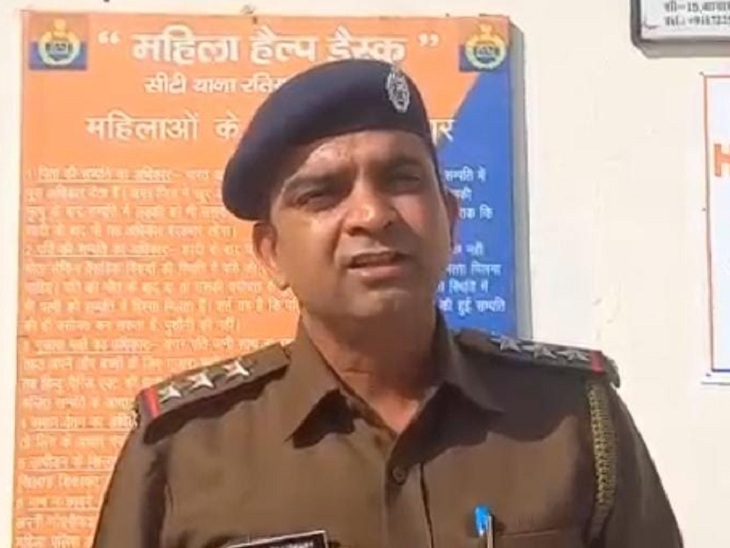 रतिया शहर थाना प्रभारी रूपेश मामले की जानकारी देते हुए।