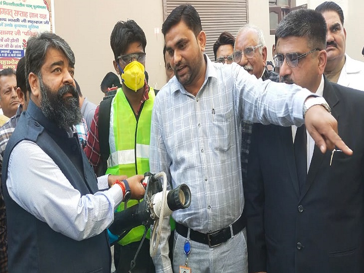 अंबाला शहर परशुराम नगर में मशीन से फॉगिंग करते हुए विधायक असीम गोयल।