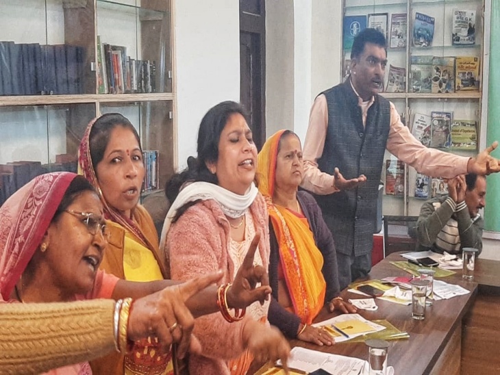 पार्षद की टिप्पणी पर महिला पार्षदों ने जताई आपत्ति।