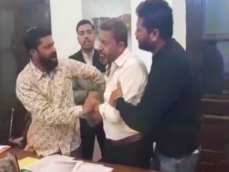 हाथापाई की नौबत आई तो पार्षदों ने पकड़ा।