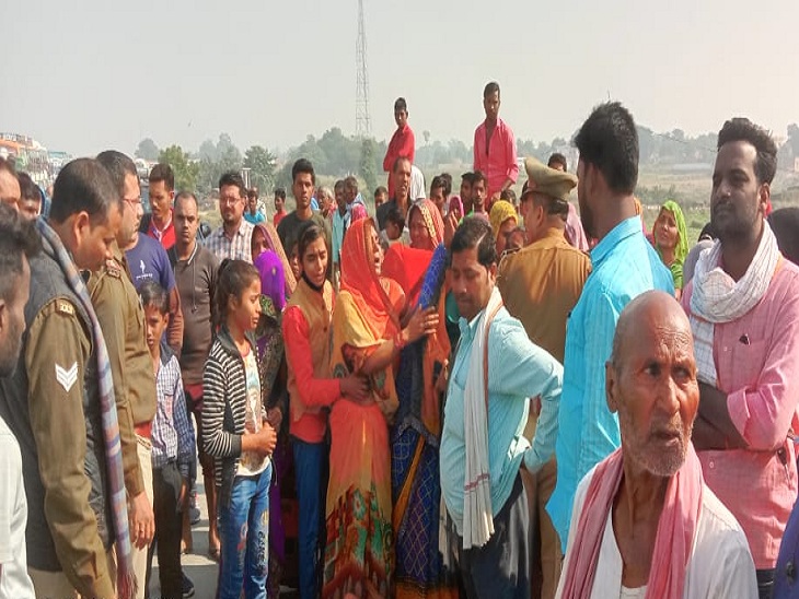 After the death of an elderly person in a road accident, the family members and the people stuck in the jam are crying.