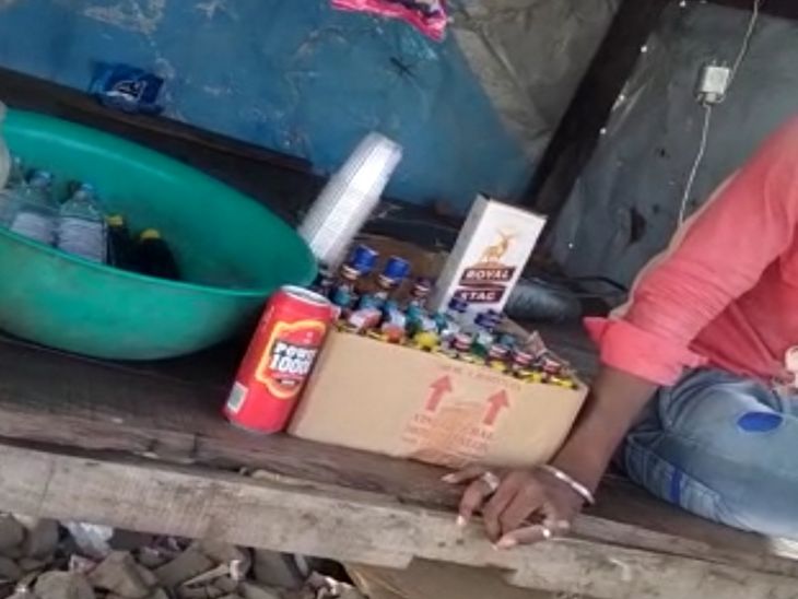 शराब की ये गुमटियां 24 घंटे खुली रहती हैं। किराना जैसे सामान सजाकर रखा जाता है।