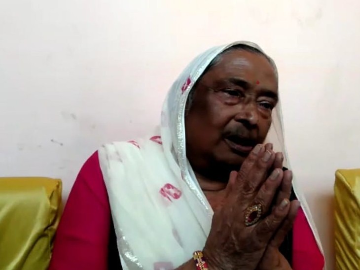 किन्नर नीतू मौसी साल में एक बार 10 ऐसी लड़कियों का चुनाव करती हैं, जिनके परिवार उनका शादी कराने में सक्षम नहीं होते।