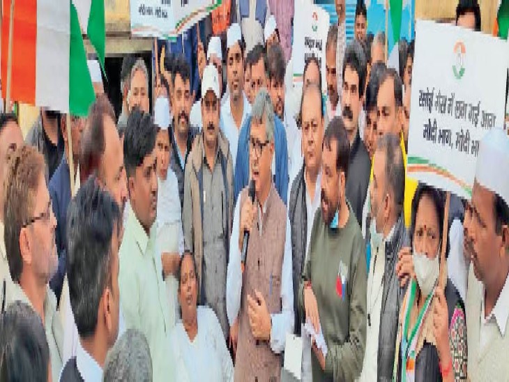 कांग्रेसी महंगाई को लेकर प्रदर्शन करते हुए और लोगों को संबोधित करते हुए विधायक बत्तरा। - Dainik Bhaskar