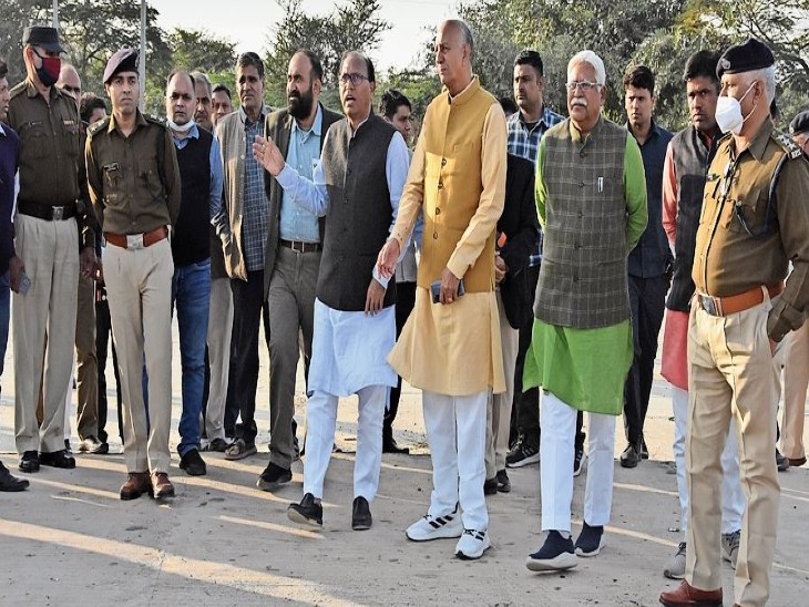 सीएम के दौरे को लेकर रैली स्थल का दौरा करते सहकारिता मंत्री व अन्य। - Dainik Bhaskar