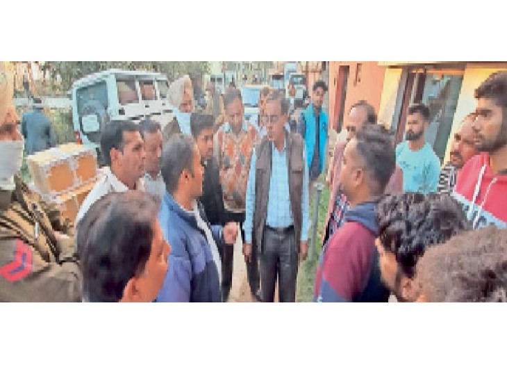 कैंट में सीलिंग करने पहुंची नगर परिषद टीम से बात करते लोग। - Dainik Bhaskar