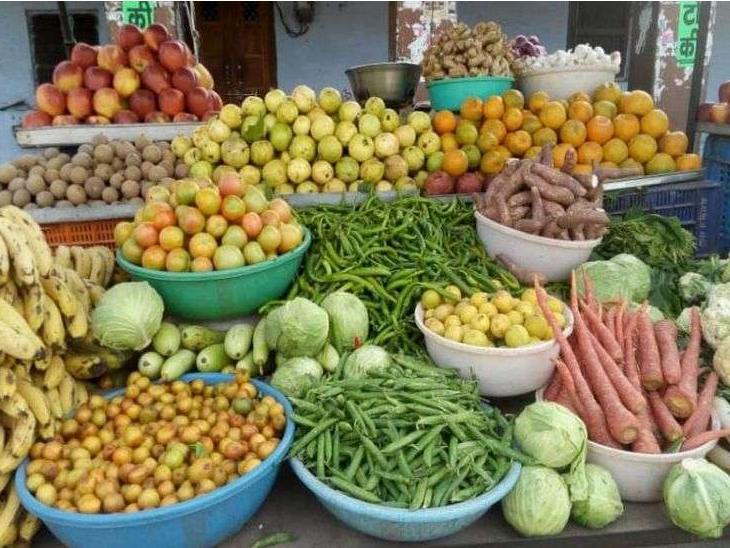 सोमवार काे सिटी अनाज मंडी में भी टमाटर कम देखने काे मिले। - Dainik Bhaskar