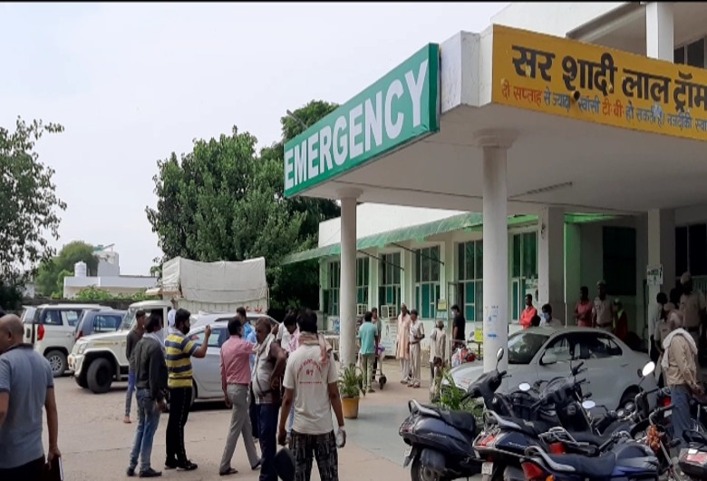 रेवाड़ी ट्रॉमा सेंटर में भर्ती कराए गए मिस्त्री को डाक्टरों ने मृत घोषित कर दिया है। पुलिस पूरे मामले की जांच में जुटी है। - Dainik Bhaskar