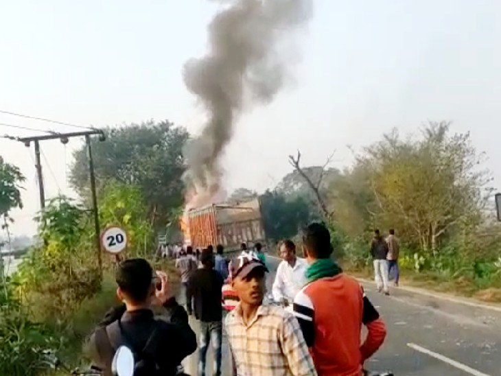 घटनास्थल पर लगी लोग की भीड़।