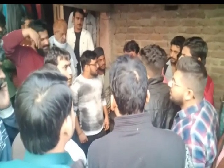 हादसे के बाद मार्किट में खड़े दुकानदार।