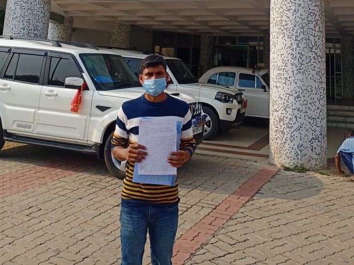 पुलिस अधीक्षक के पास शिकायत लेकर पहुंचे युवक
