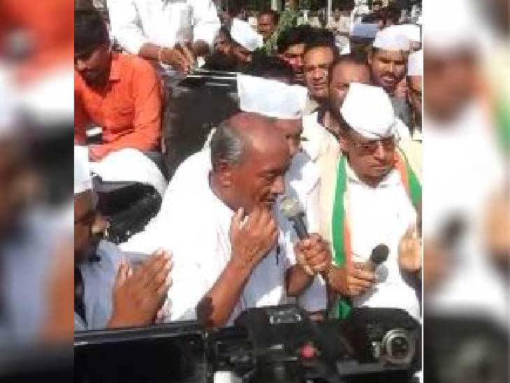 रामेश्वर शर्मा के निवास से कुछ दूर पर भजन गाते दिग्विजय सिंह।