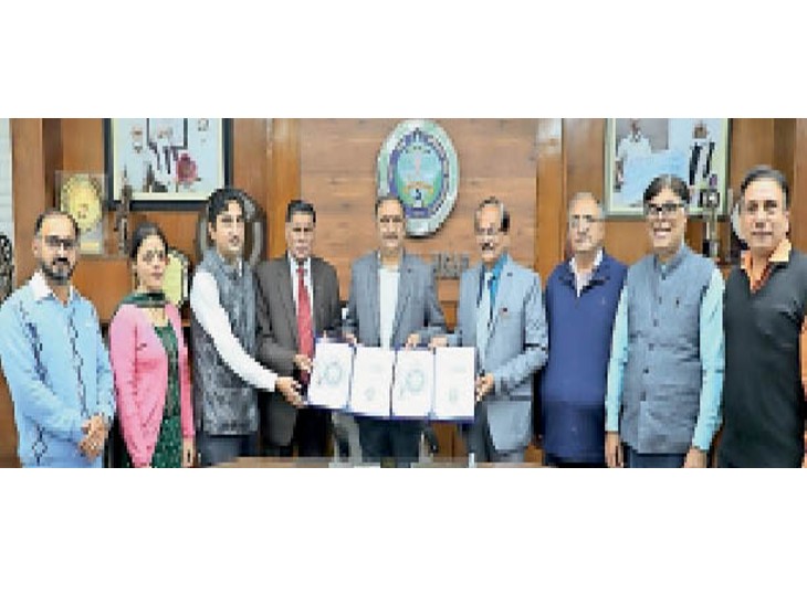 समझौता ज्ञापन पर हस्ताक्षर के दौरान मौजूद एचएयू के कुलपति प्रोफेसर बी.आर. काम्बोज व अन्य। - Dainik Bhaskar