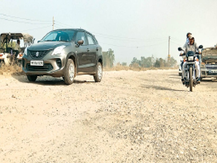 कैथल-करनाल रोड पर कच्ची पड़ी विवादित जगह से निकलते वाहन चालक। - Dainik Bhaskar