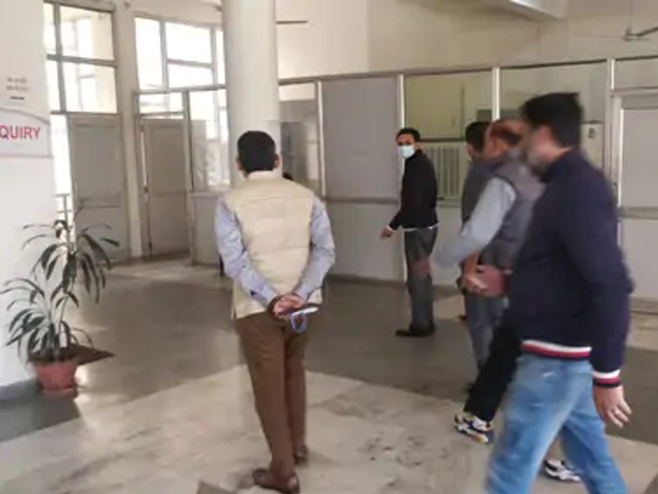 एक दिन पहले मंगलवार को आरोपियों को लेकर एचपीएससी ऑफिस पहुंची थी विजिलेंस की टीम। - Dainik Bhaskar