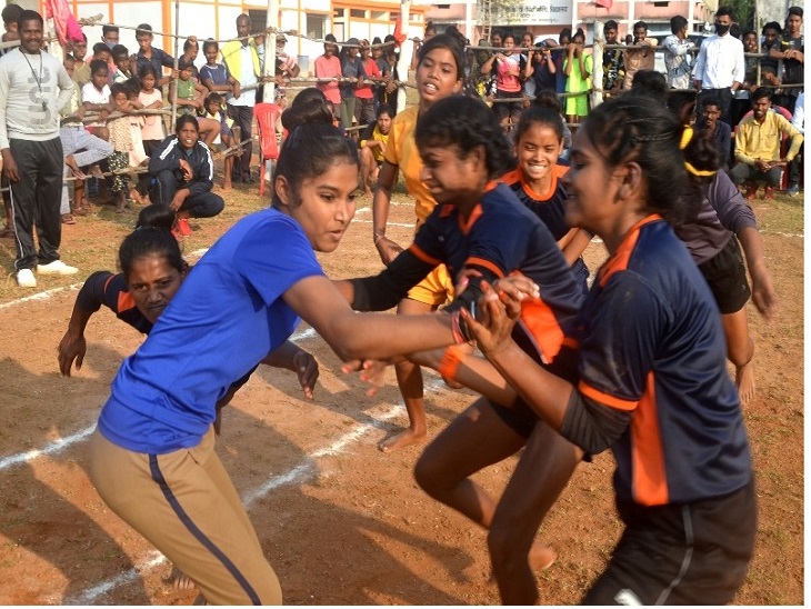 प्रतियोगिता में कबड्‌डी खेलती छात्राएं