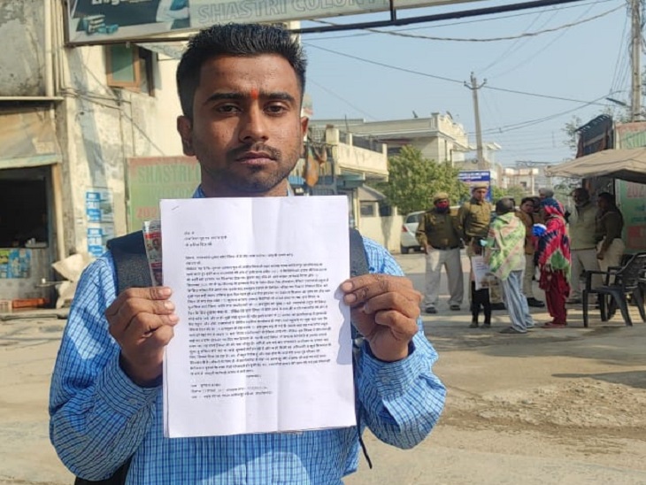 अंबाला कैंट गृहमंत्री अनिल विज की कॉलोनी से बाहर निकलकर युवक शिकायत दिखाता हुआ - Dainik Bhaskar