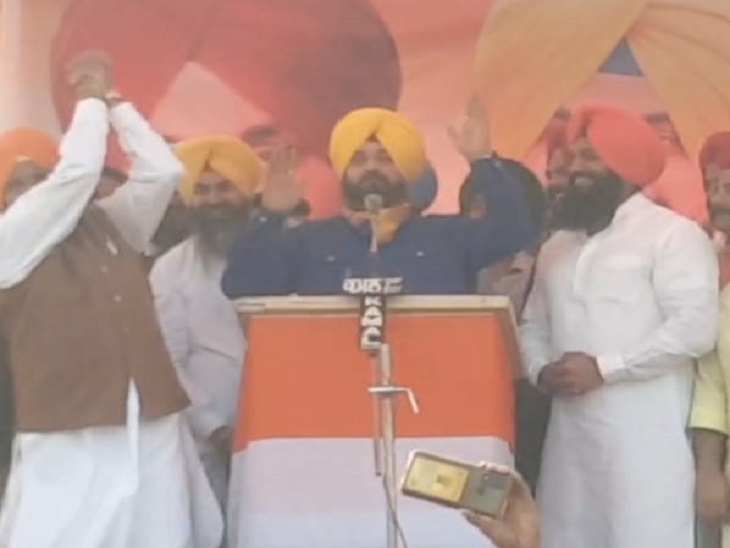 मोगा से दर्शन बराड़ को उम्मीदवार घोषित कर सिद्धू ने क्रिकेट शॉट लगवाया