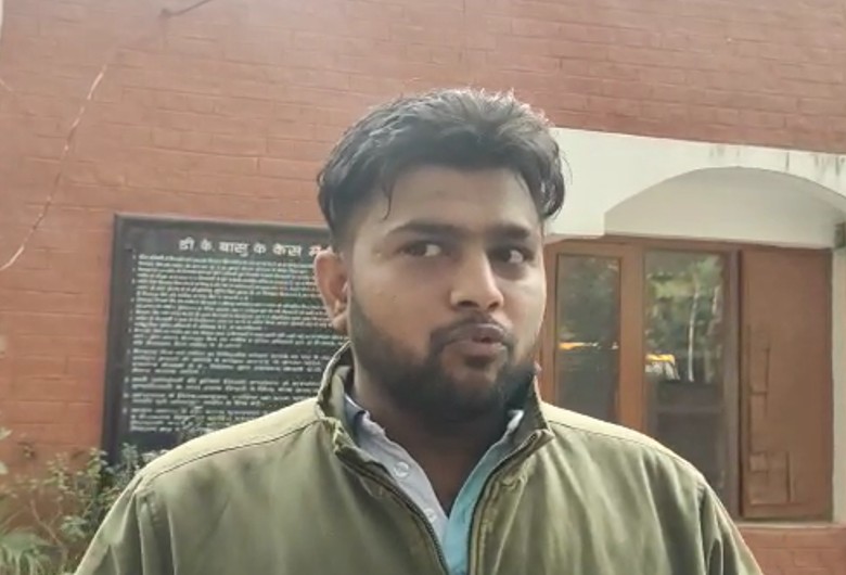 मारपीट की जानकारी देते हुए गगन सिंगला। - Dainik Bhaskar