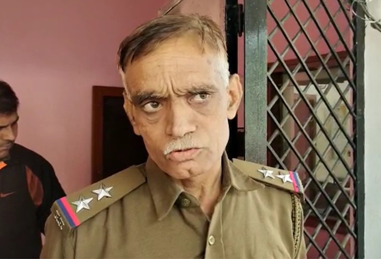 मामले की जानकारी करते हुए पुलिस अधिकारी।