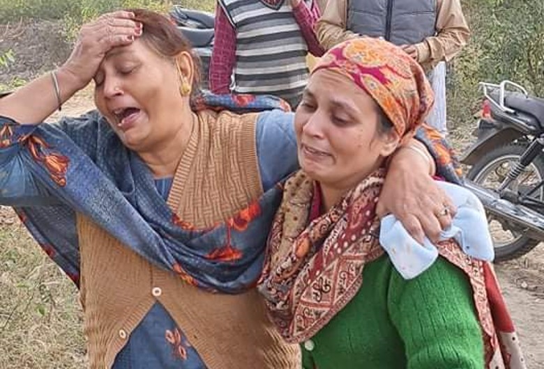 विलाप करते हुए परिजन।