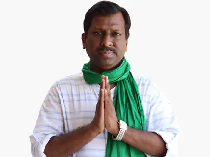 JDU नेता डॉ. धर्मेंद्र कुमार पेशे से डेंटिस्ट हैं।
