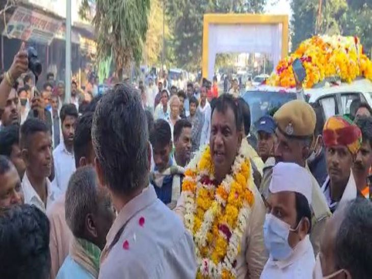 स्वागत रस्म में शामिल समर्थक।
