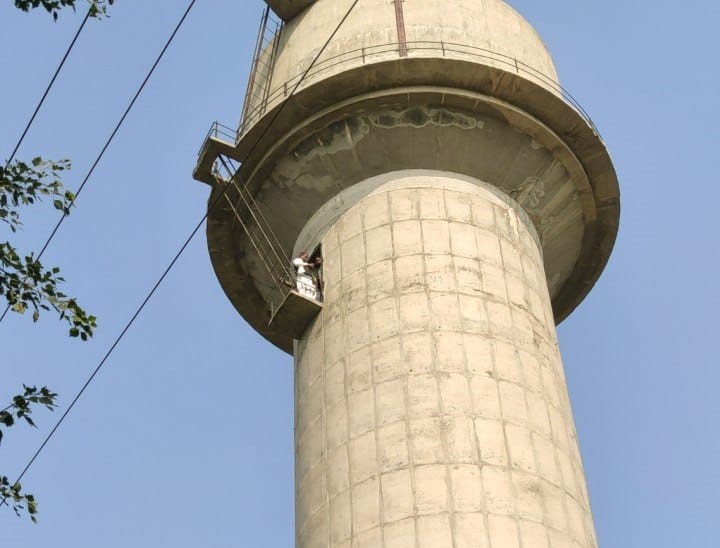 डबवाली में पानी की टंकी पर चढ़े किसान।