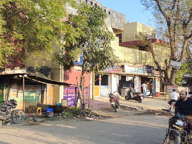 कनार की जमीन पर बना।