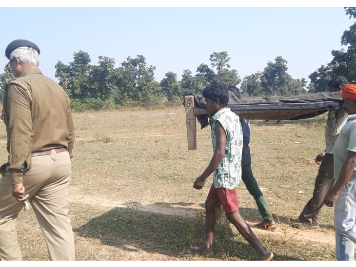 शव को पोस्टमार्टम के लिए भेजती पुलिस।