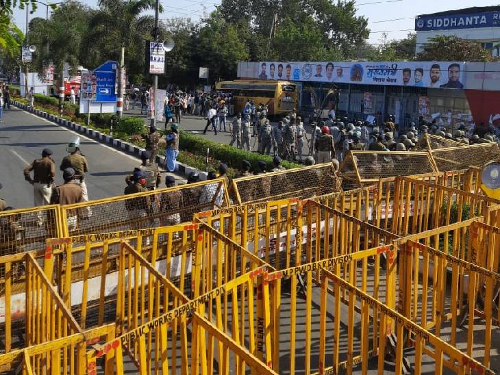पुलिस की बैरिकेडिंग।
