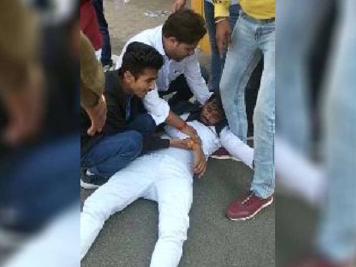 जमीन पर पड़े एनएसयूआई प्रदेश सचिव।