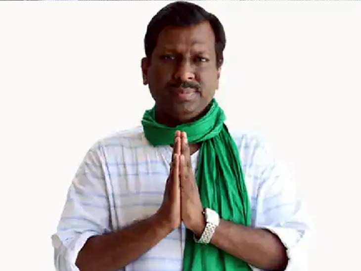 JDU नेता डॉ. धर्मेंद्र कुमार पेशे से डेंटिस्ट हैं।