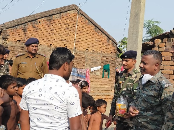 स्थानीय लोगों से मिलते एसपी