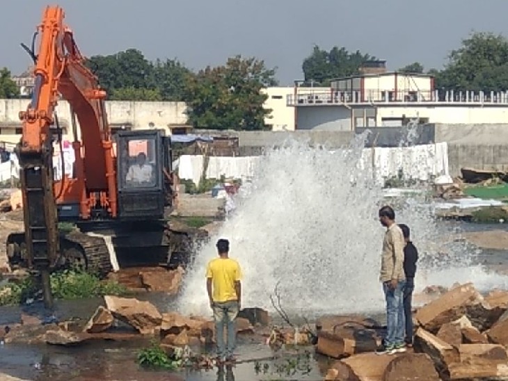पाइप लाइन टूटने से पुराने कोटा में सप्लाई बाधित हुई है।