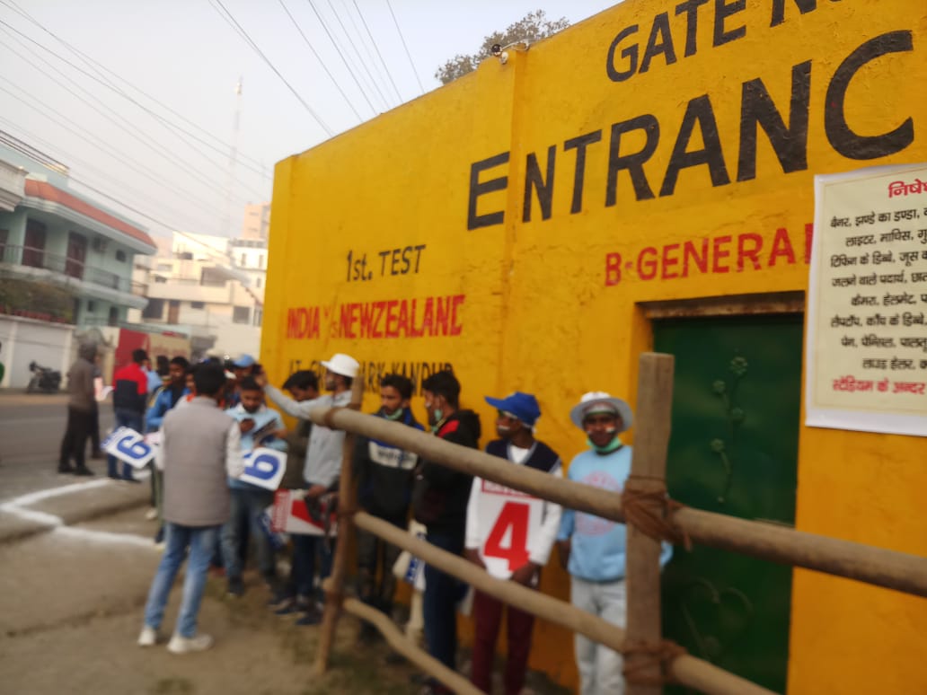 स्टेडियम में एंट्री के लाइन में खड़े लोग