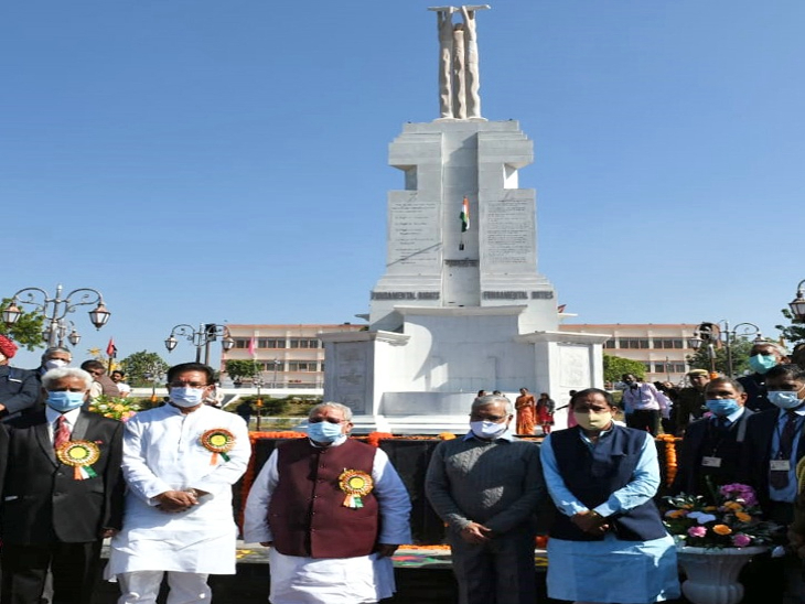संविधान पार्क का निरीक्षण के दौरान राज्यपाल ने फोटो भी खिंचवाए।