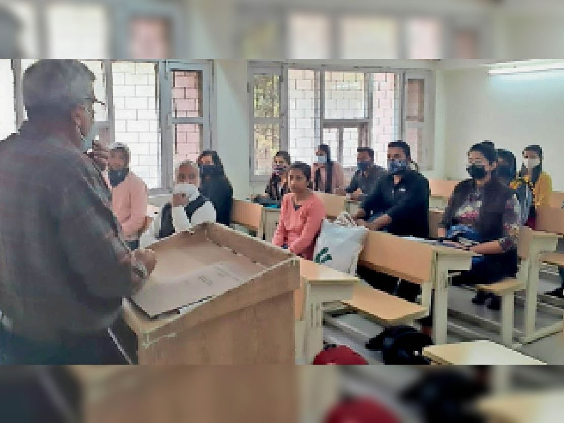 महर्षि दयानंद विश्वविद्यालय खुलने पर कक्षा में विद्यार्थियों को पढ़ाते प्रोफेसर। - Dainik Bhaskar