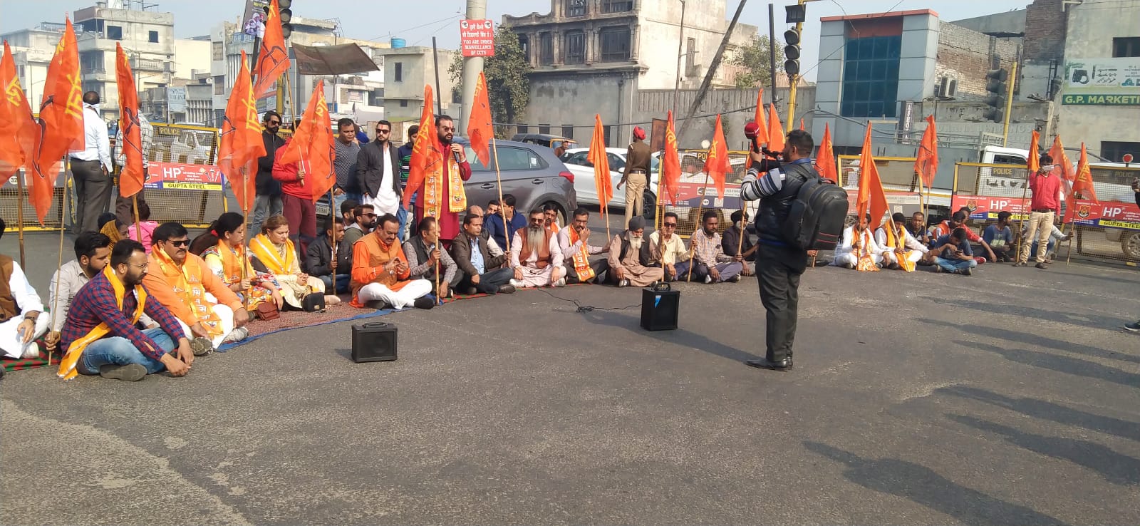 जगराओं पुल पर धरना प्रदर्शन करते हुए शिव सैनिक।