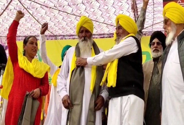 एक साल से डटे किसानों को सम्मानित करते हुए।