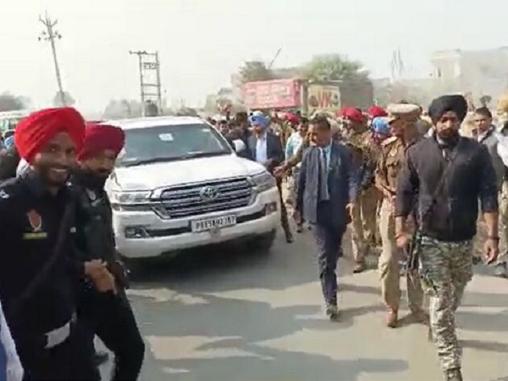कड़े सुरक्षा घेरे में डिप्टी सीएम की गाड़ी आगे गई