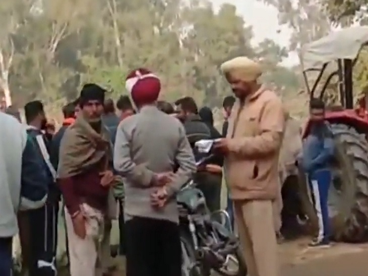 मौके पर एकत्रित लोग व बातचीत करते हुए पुलिस।