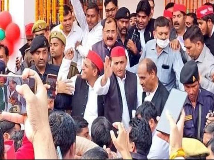 सपा जिलाध्यक्ष हवलदार यादव के यहां वैवाहिक कार्यक्रम में सपा सुप्रीमो अखिलेश यादव पहुंचे।