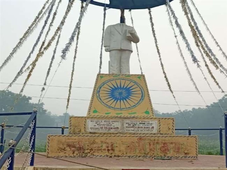 सरायख्वाजा थाना क्षेत्र पाल्हामऊ खुर्द गांव के पार्क में स्थापित आंबेडकर की मूर्ति अराजकतत्वों ने खंडित कर दी।