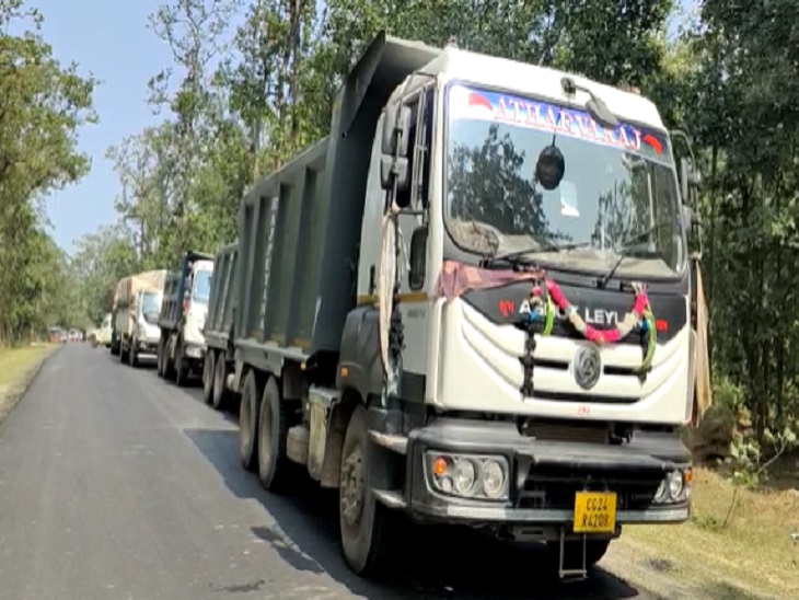 जाम के चलते इस तरह गाड़ियों की कतार लगी रही।