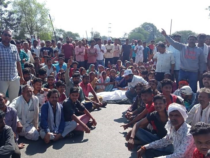 ग्रामीणों ने शव रखकर किया हाइवे जाम, करंट से युवक की हुई थी मौत | Villagers  jammed the highway by keeping the dead body, the young man died due to  current -